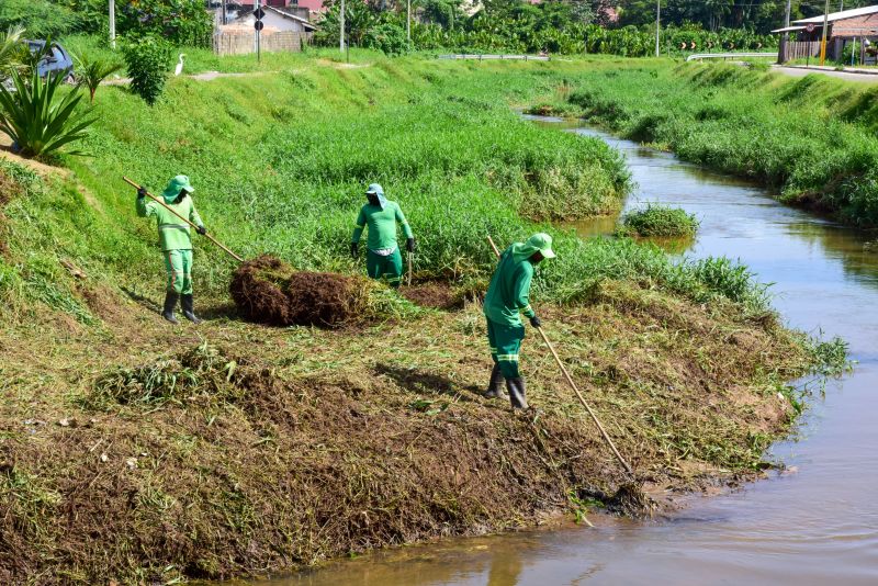 Equipe fazendo limpeza do canal das Toras no Aurá