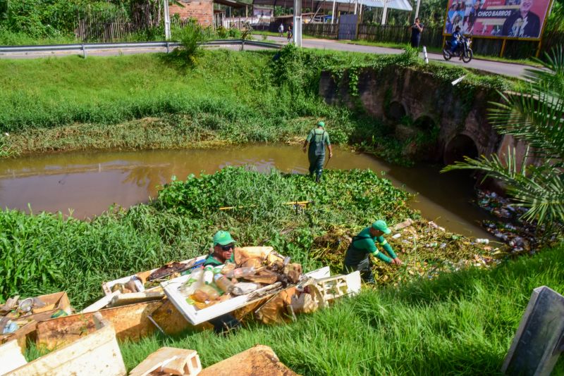 Equipe fazendo limpeza do canal das Toras no Aurá