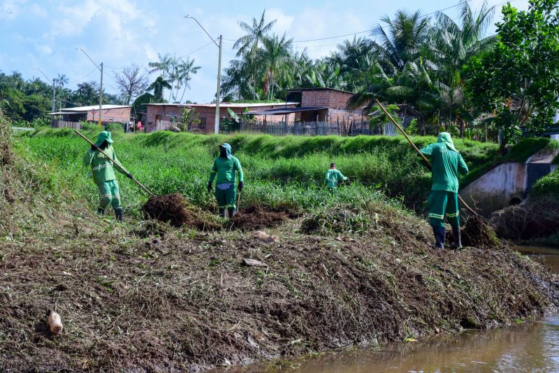 Equipe fazendo limpeza do canal das Toras no Aurá