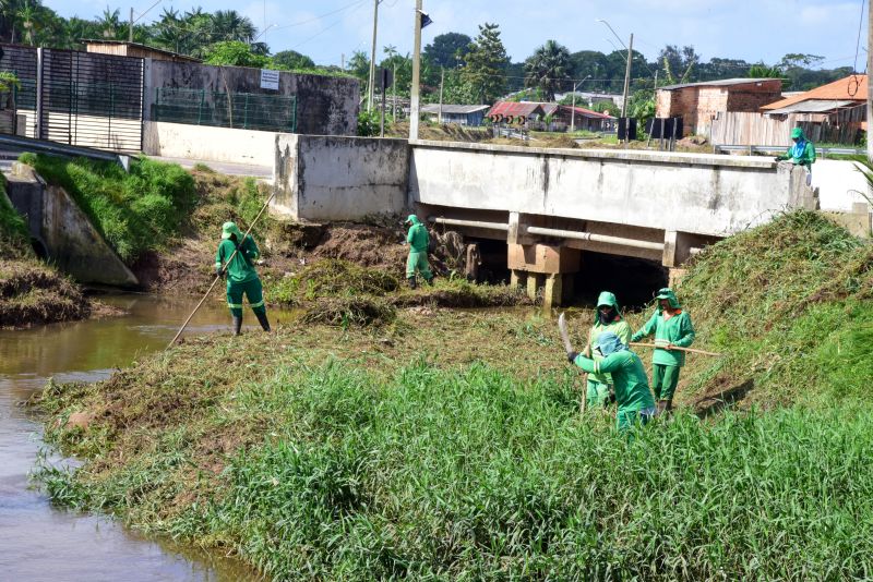 Equipe fazendo limpeza do canal das Toras no Aurá