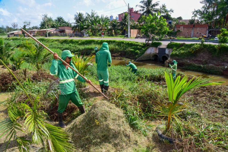 Equipe fazendo limpeza do canal das Toras no Aurá