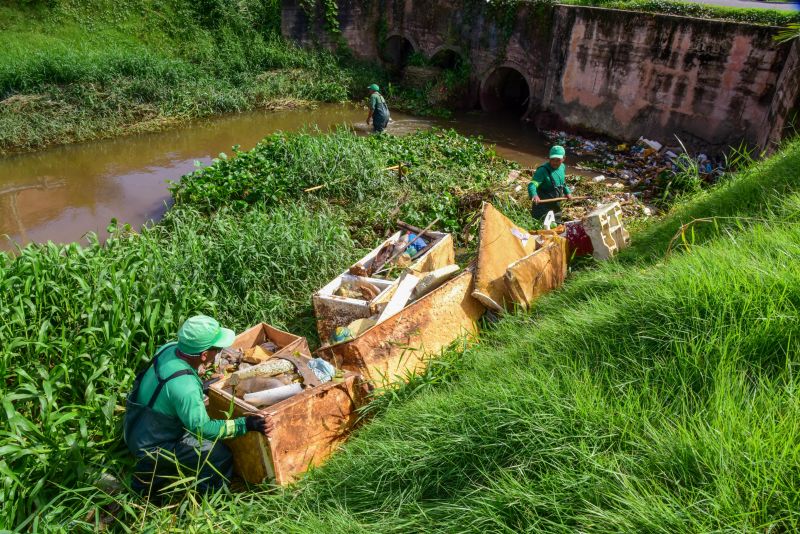 Equipe fazendo limpeza do canal das Toras no Aurá