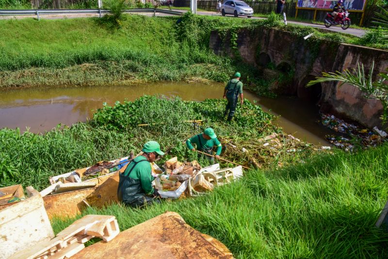 Equipe fazendo limpeza do canal das Toras no Aurá