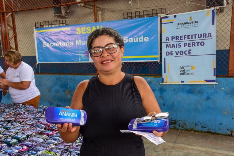 Entrega de óculos aos pacientes atendidos no Programa Prefeitura em Movimento no bairro 40 horas