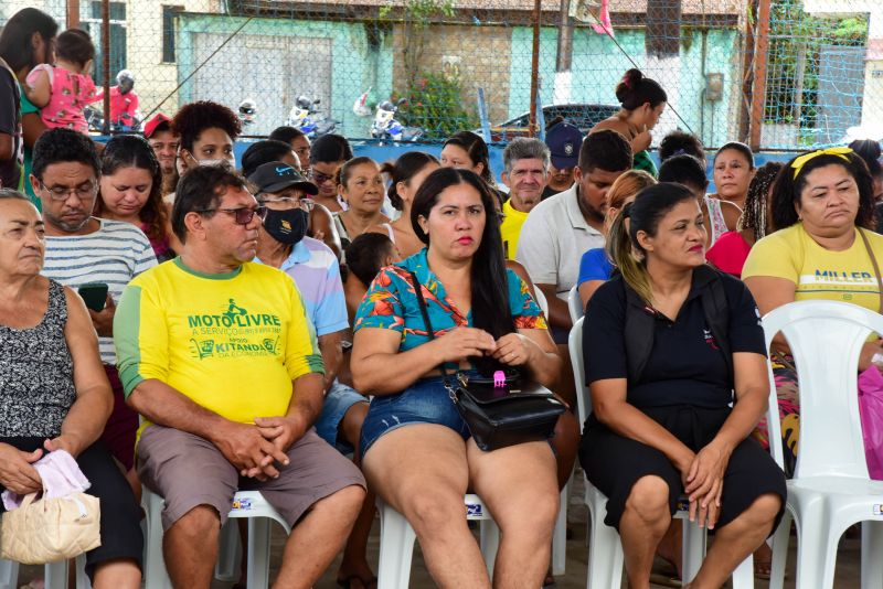 Entrega de óculos aos pacientes atendidos no Programa Prefeitura em Movimento no bairro 40 horas