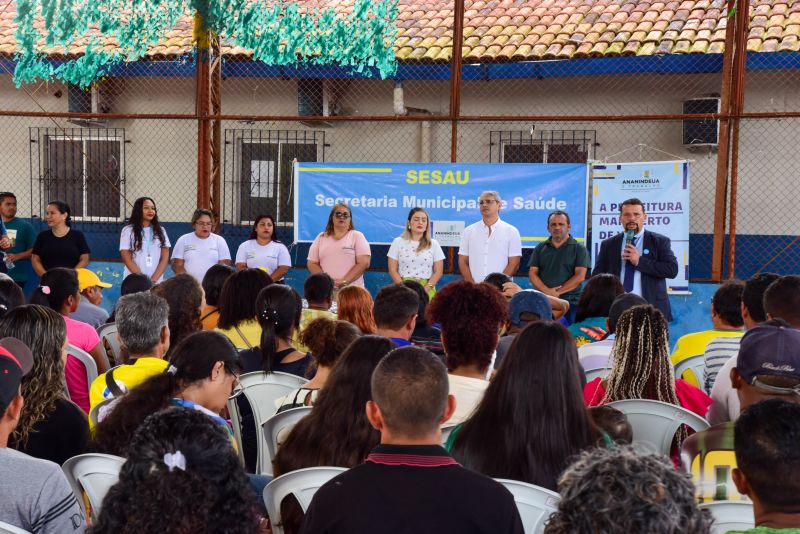 Entrega de óculos aos pacientes atendidos no Programa Prefeitura em Movimento no bairro 40 horas