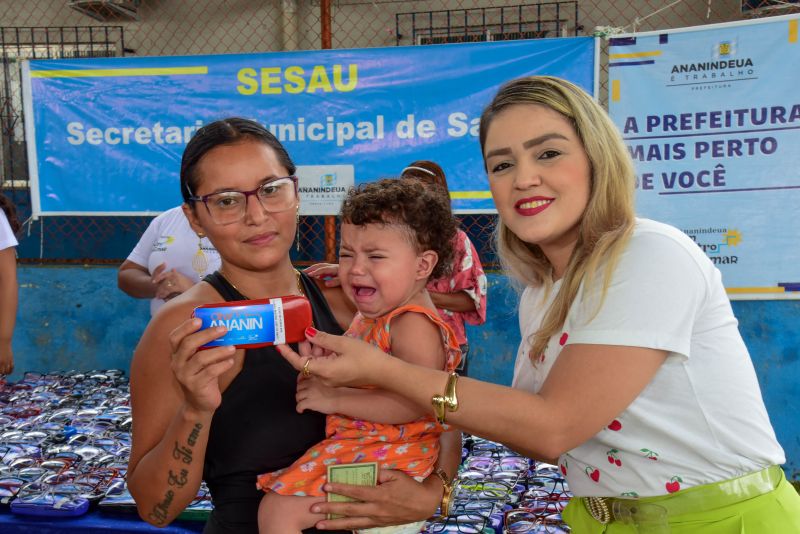 Entrega de óculos aos pacientes atendidos no Programa Prefeitura em Movimento no bairro 40 horas