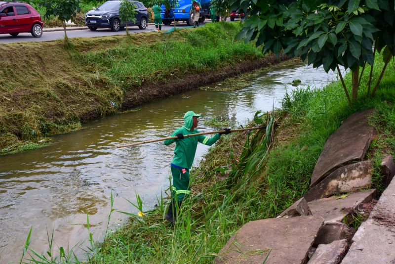 Limpeza do canal do Maguariaçu no bairro Maguari