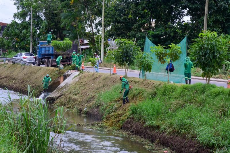 Limpeza do canal do Maguariaçu no bairro Maguari