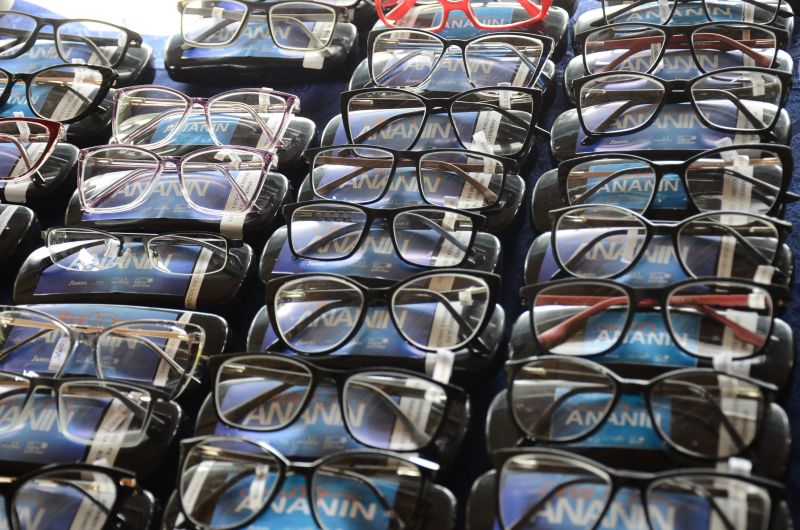 Entrega de óculos aos pacientes atendidos no Programa Prefeitura em Movimento no CRAS do Jaderlândia