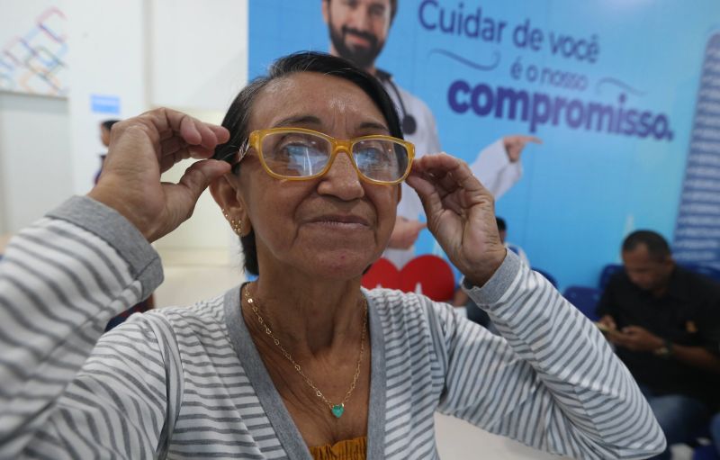 Entrega de óculos aos pacientes atendidos no Super Centro