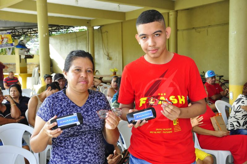 Entrega dos óculos para pacientes no Programa Prefeitura em Movimento na comunidade Nova Republica no Atalaia