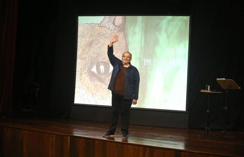 Teatro Municipal de Ananindeua apresentação do Ator Cacá Carvalho