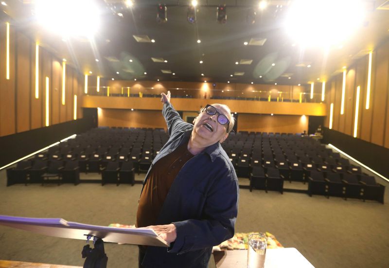 Teatro Municipal de Ananindeua apresentação do Ator Cacá Carvalho