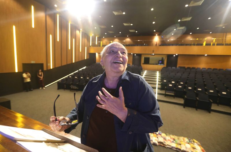 Teatro Municipal de Ananindeua apresentação do Ator Cacá Carvalho