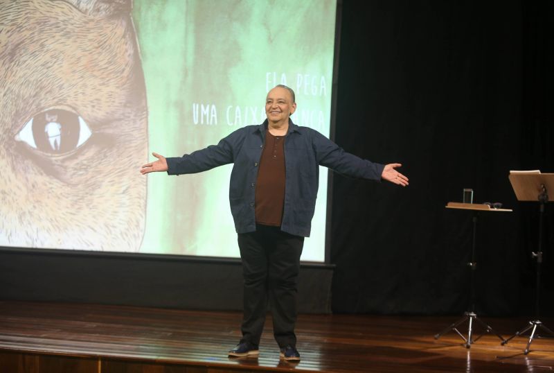 Teatro Municipal de Ananindeua apresentação do Ator Cacá Carvalho