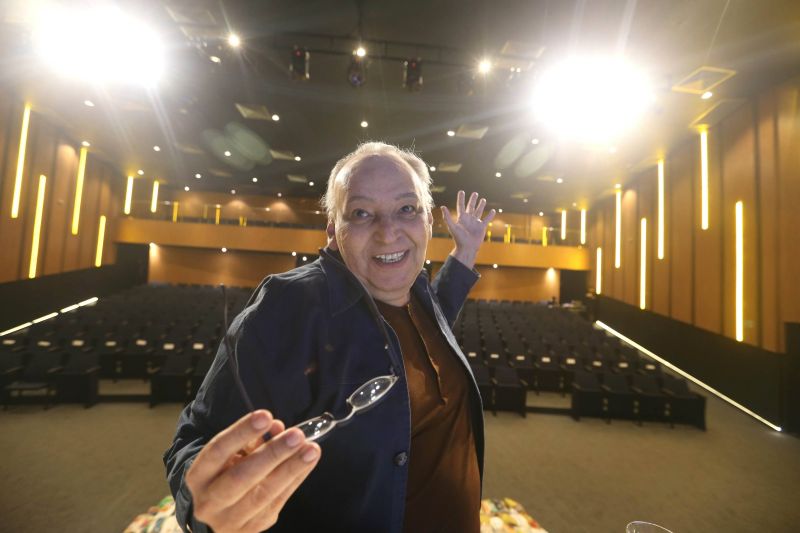 Teatro Municipal de Ananindeua apresentação do Ator Cacá Carvalho