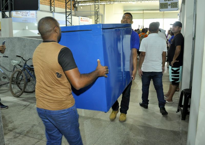 Entrega de Conservadoras para feirantes do Mercado do 40 Horas