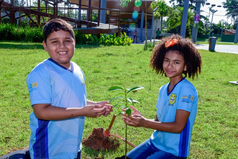 XIX Semana do Meio Ambiente de Ananindeua com plantio de mudas Ananin no parque Vila Maguary