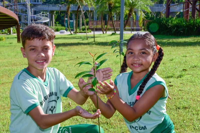 XIX Semana do Meio Ambiente de Ananindeua com plantio de mudas Ananin no parque Vila Maguary