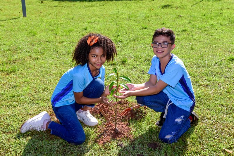 XIX Semana do Meio Ambiente de Ananindeua com plantio de mudas Ananin no parque Vila Maguary