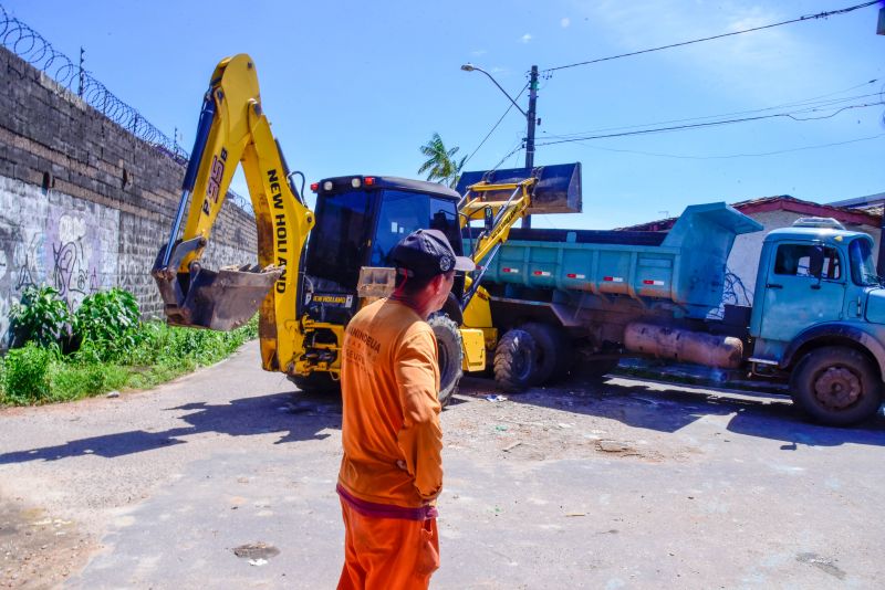 Retirada de entulhos da rua Damasceno na Cidade Nova Vlll