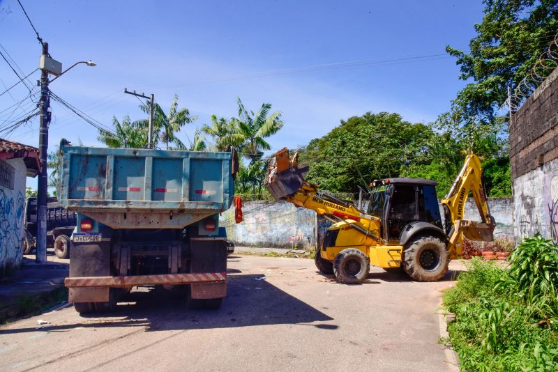 Retirada de entulhos da rua Damasceno na Cidade Nova Vlll