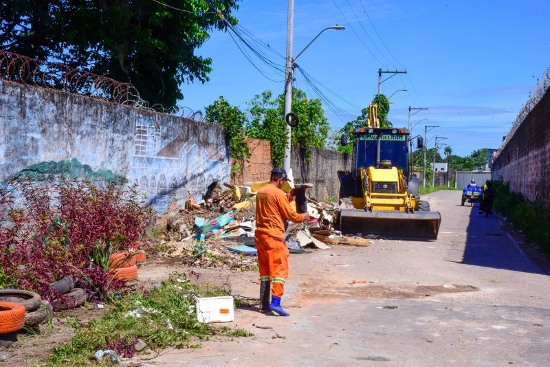 Retirada de entulhos da rua Damasceno na Cidade Nova Vlll