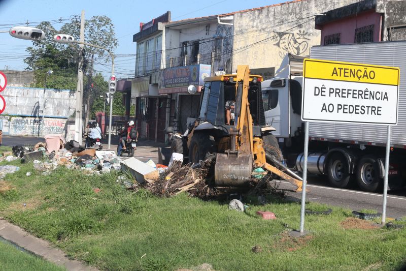 Recolhimento do lixo na Av Independência