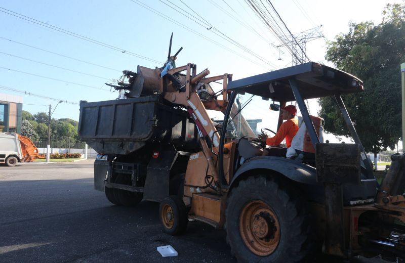 Recolhimento do lixo na Av Independência