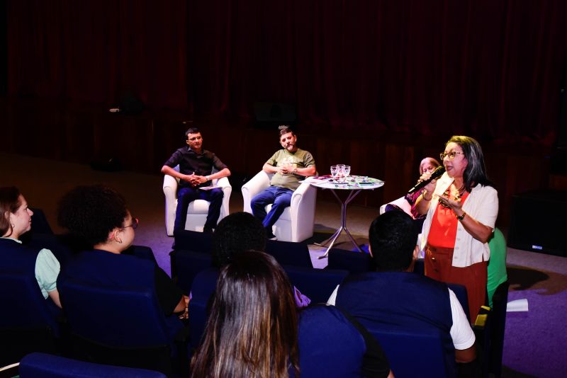 Palestras sobre a semana do folclore no teatro Municipal de Ananindeua