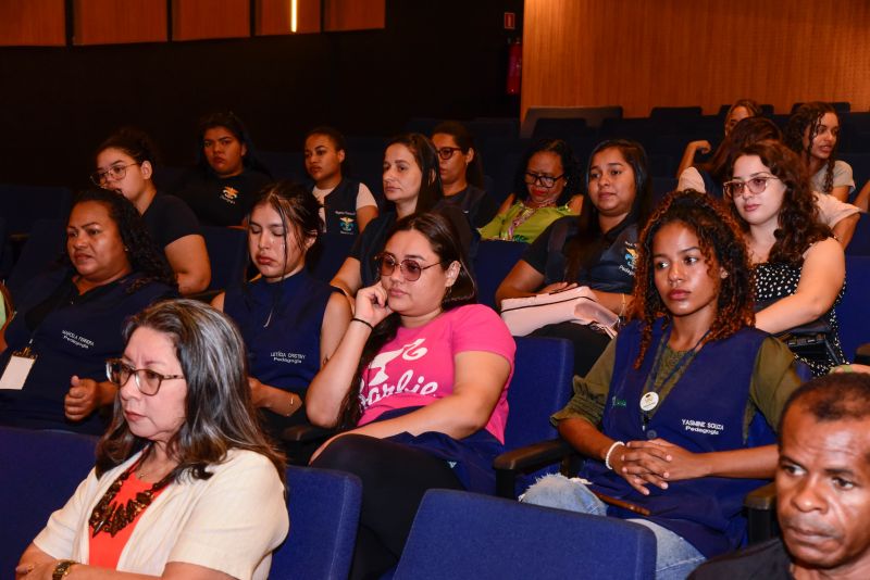 Palestras sobre a semana do folclore no teatro Municipal de Ananindeua