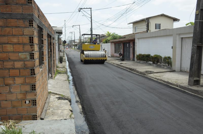 Imagens do serviço de asfaltamento na rua dona Agueda na Águas Brancas