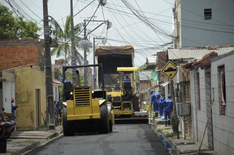 Imagens do serviço de asfaltamento na rua dona Agueda na Águas Brancas