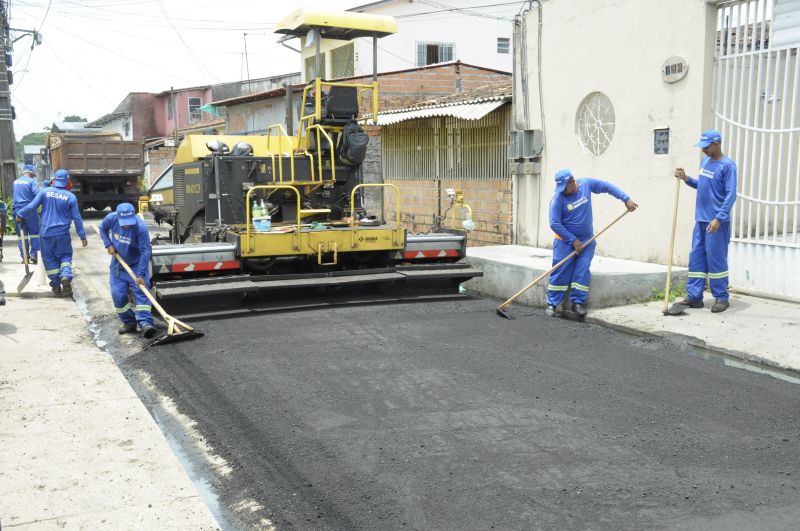 Imagens do serviço de asfaltamento na rua dona Agueda na Águas Brancas