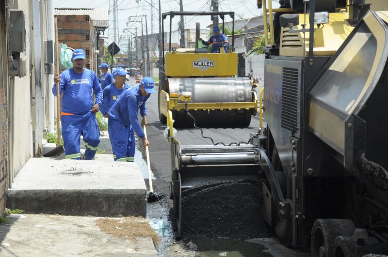 Imagens do serviço de asfaltamento na rua dona Agueda na Águas Brancas