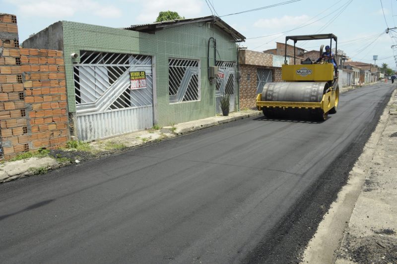 Imagens do serviço de asfaltamento na rua dona Agueda na Águas Brancas