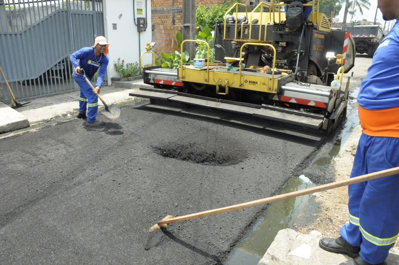 Imagens do serviço de asfaltamento na rua dona Agueda na Águas Brancas