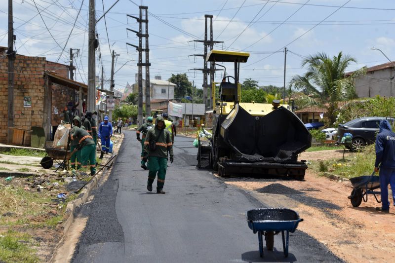 Serviço de asfalto na rua do fio na estrada do Maguari