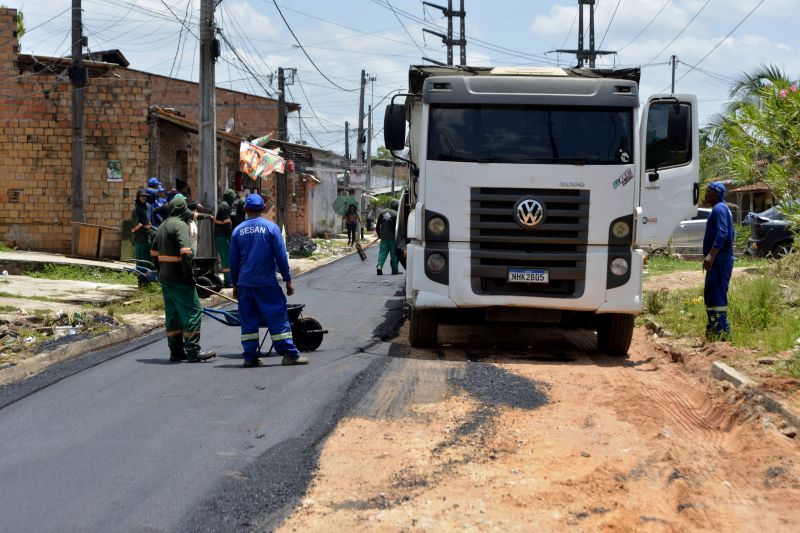 Serviço de asfalto na rua do fio na estrada do Maguari