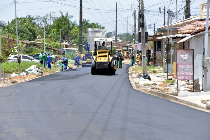 Serviço de asfalto na rua do fio na estrada do Maguari