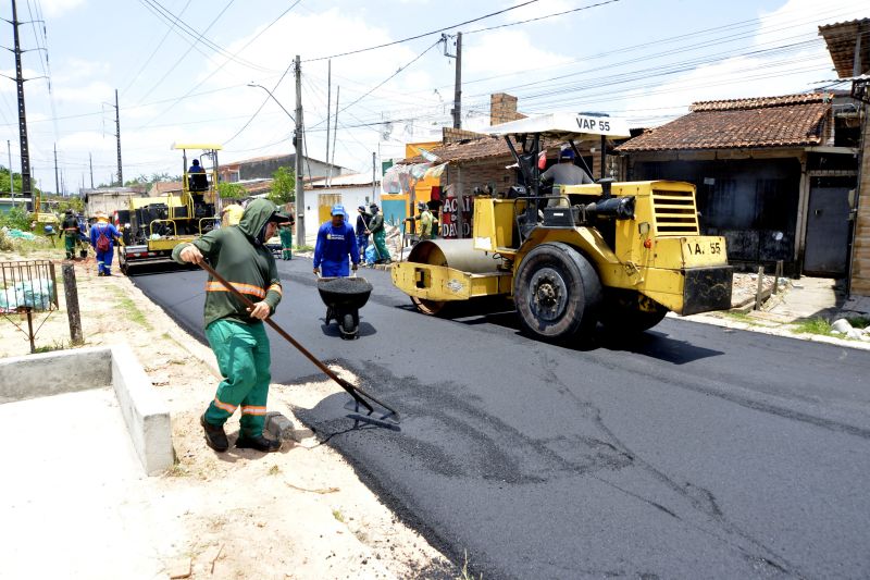 Serviço de asfalto na rua do fio na estrada do Maguari