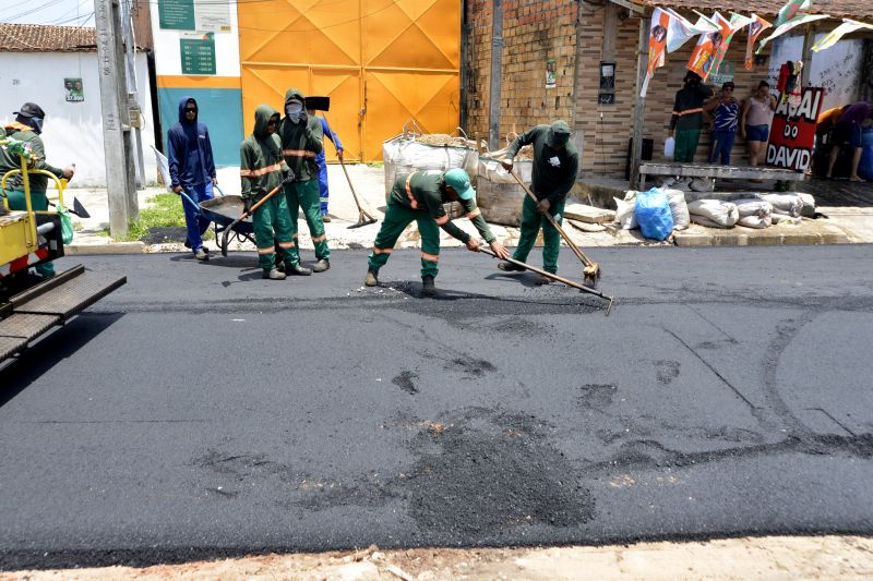 Serviço de asfalto na rua do fio na estrada do Maguari