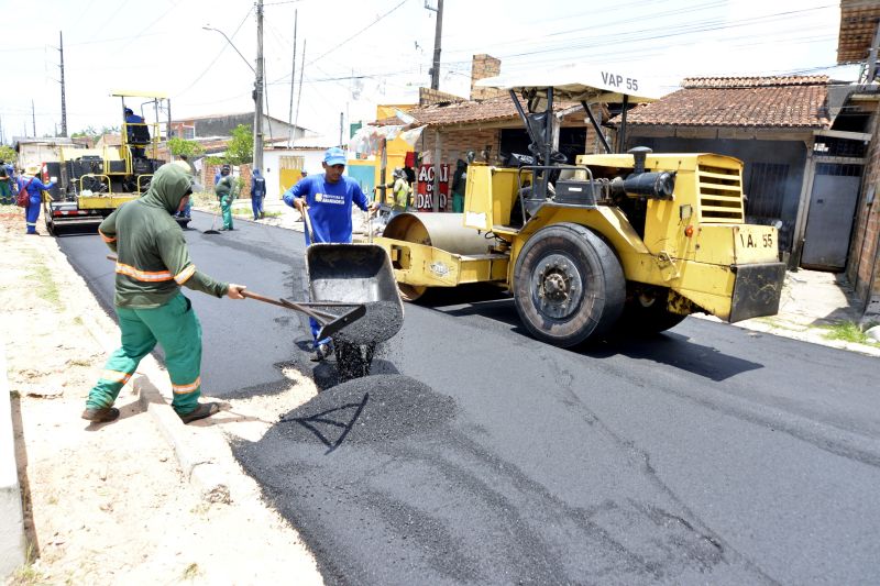 Serviço de asfalto na rua do fio na estrada do Maguari