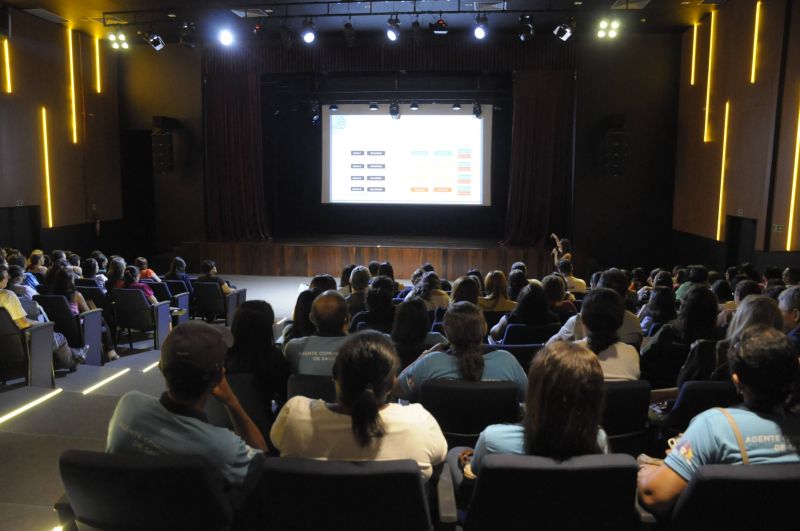 Capacitação de enfermeiros e agentes comunitários de saúde no Teatro Municipal