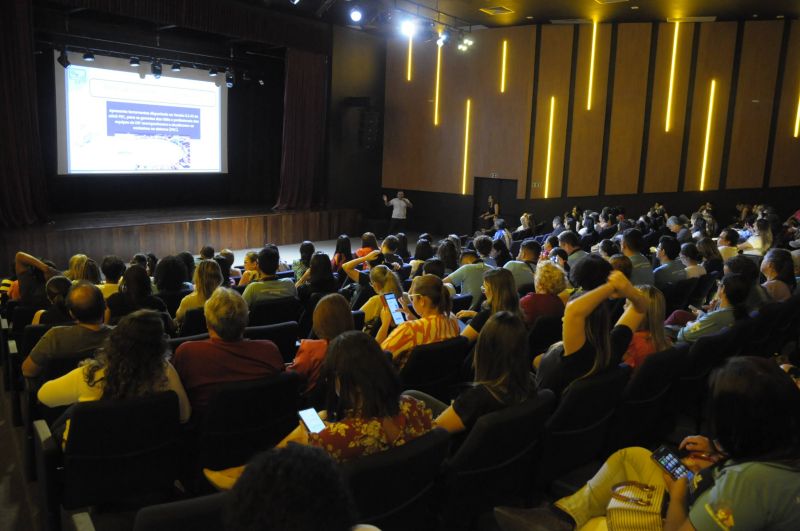 Capacitação de enfermeiros e agentes comunitários de saúde no Teatro Municipal