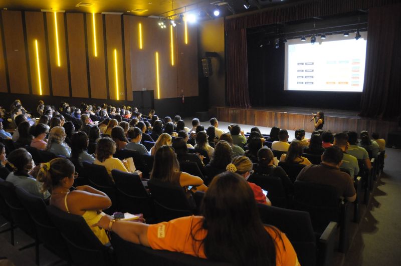 Capacitação de enfermeiros e agentes comunitários de saúde no Teatro Municipal