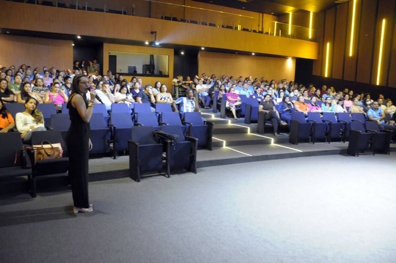 Capacitação de enfermeiros e agentes comunitários de saúde no Teatro Municipal