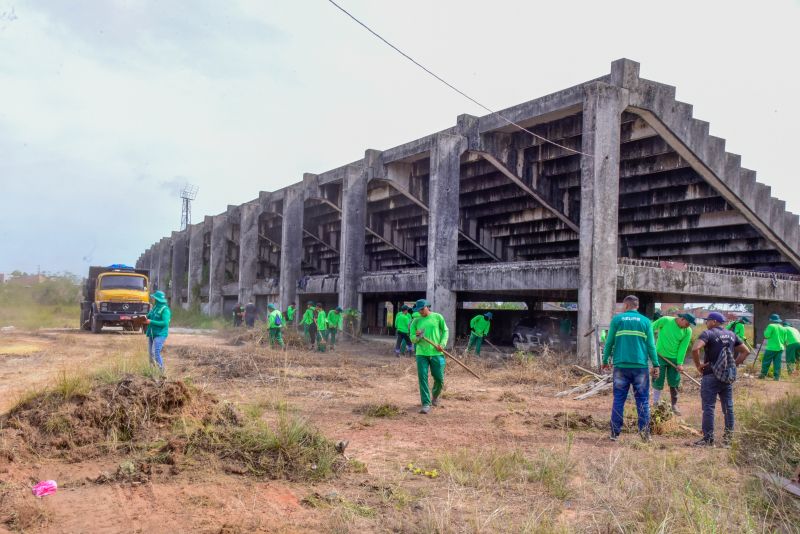 Limpeza na área do Estadio Municipal De Ananindeua