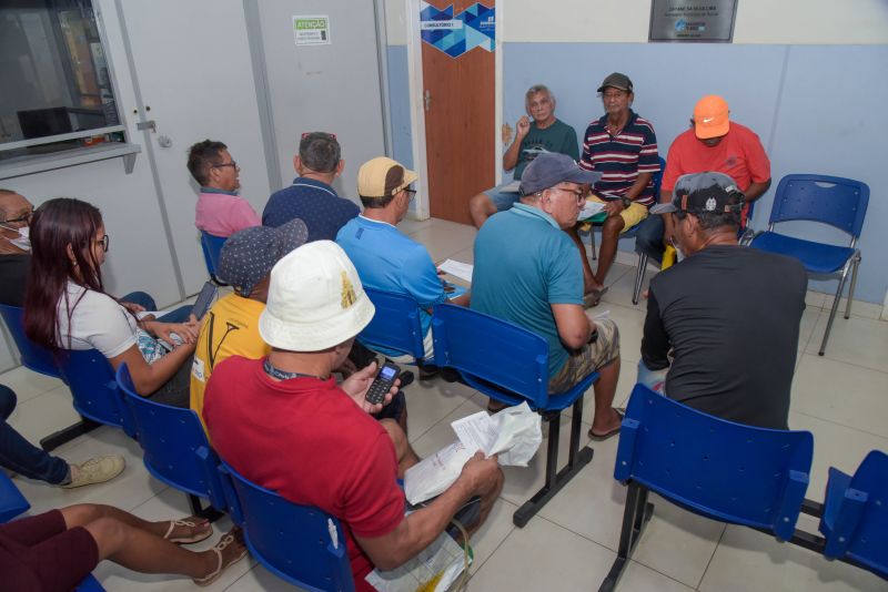 Imagens boneco medico urologista e entrevistado